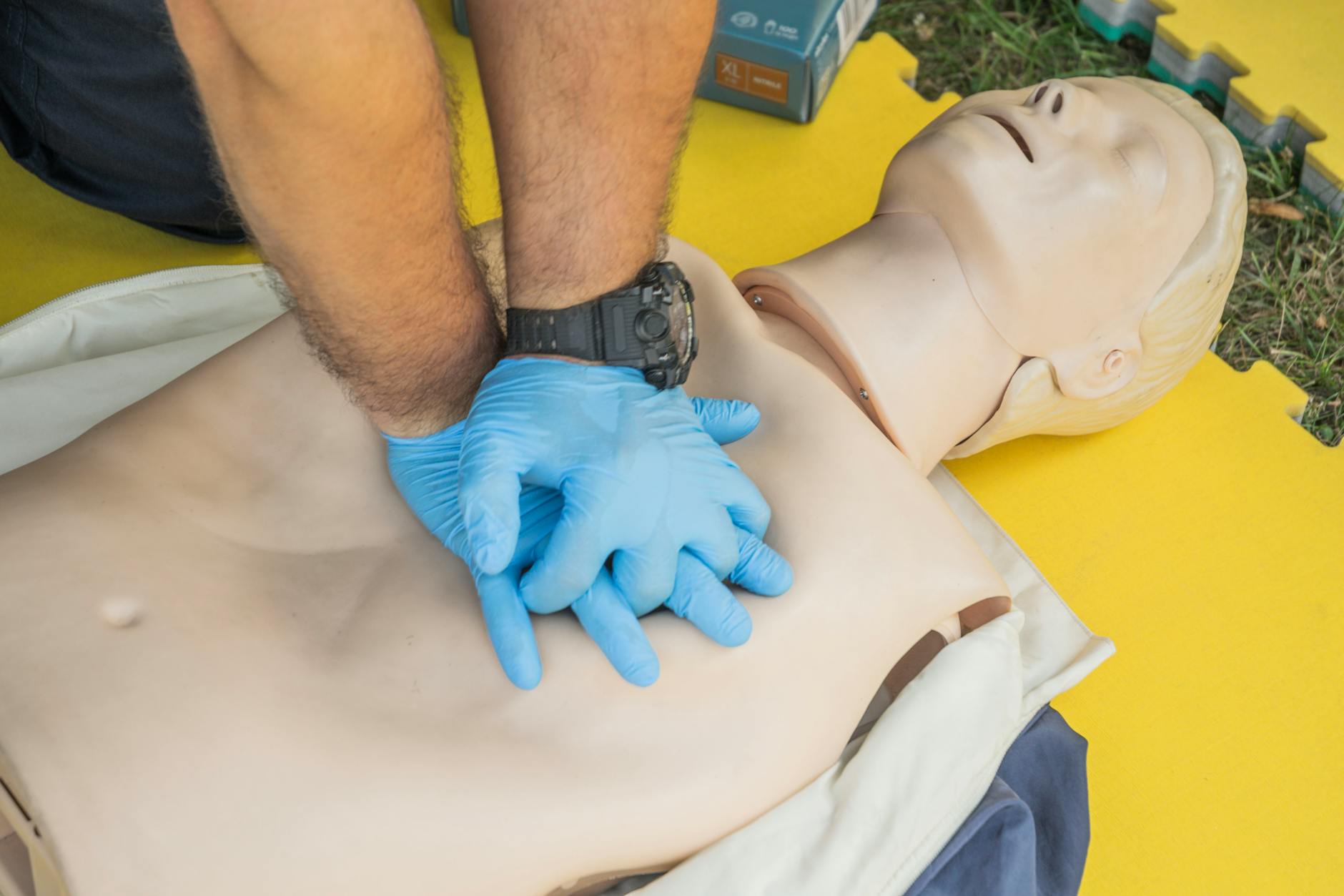 https://www.pexels.com/photo/cpr-first-aid-cardiopulmonary-resuscitation-adult-pierwsza-pomoc-ratowanie-zycia-28271058/