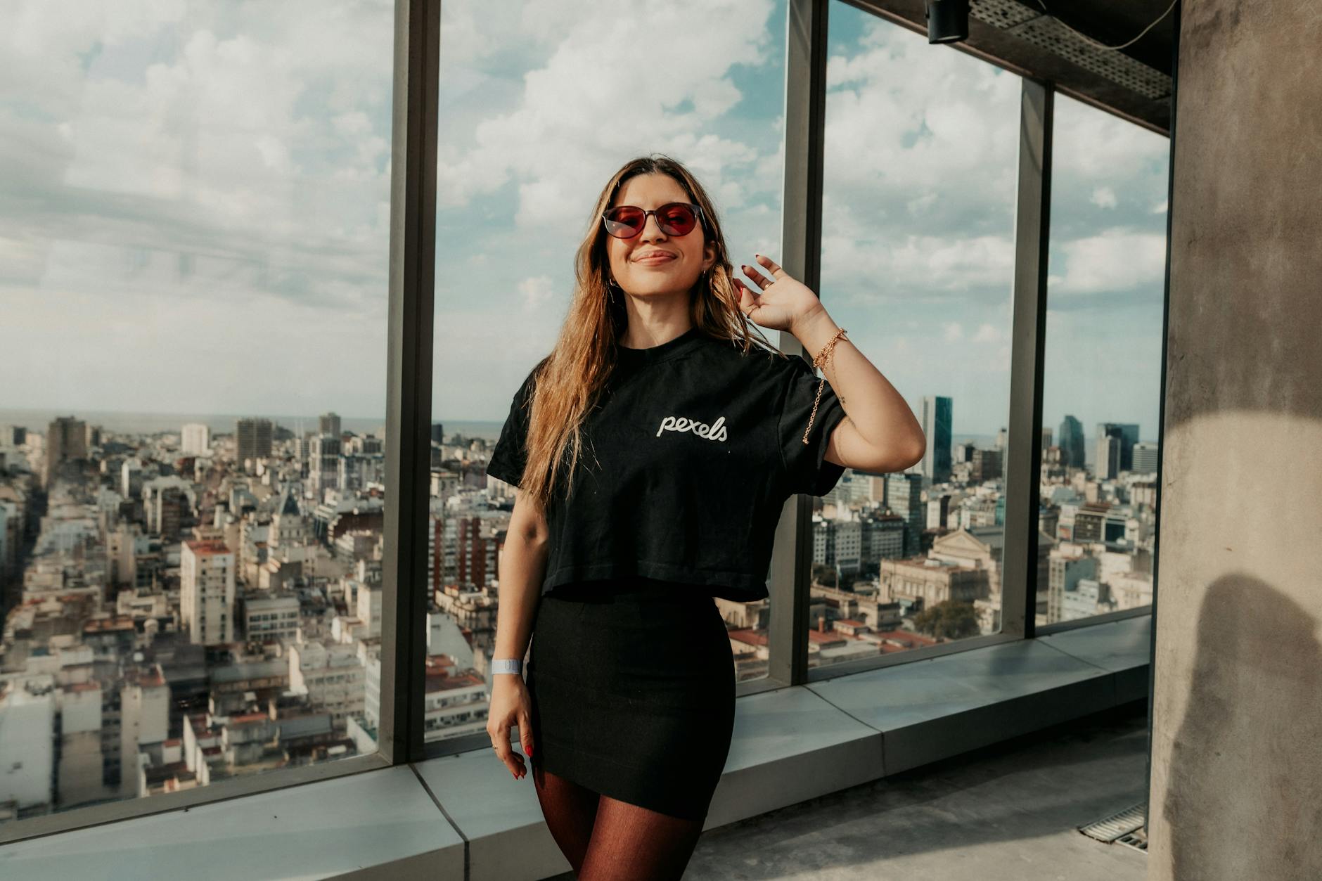 https://www.pexels.com/photo/young-woman-posing-with-buenos-aires-cityscape-34627213/