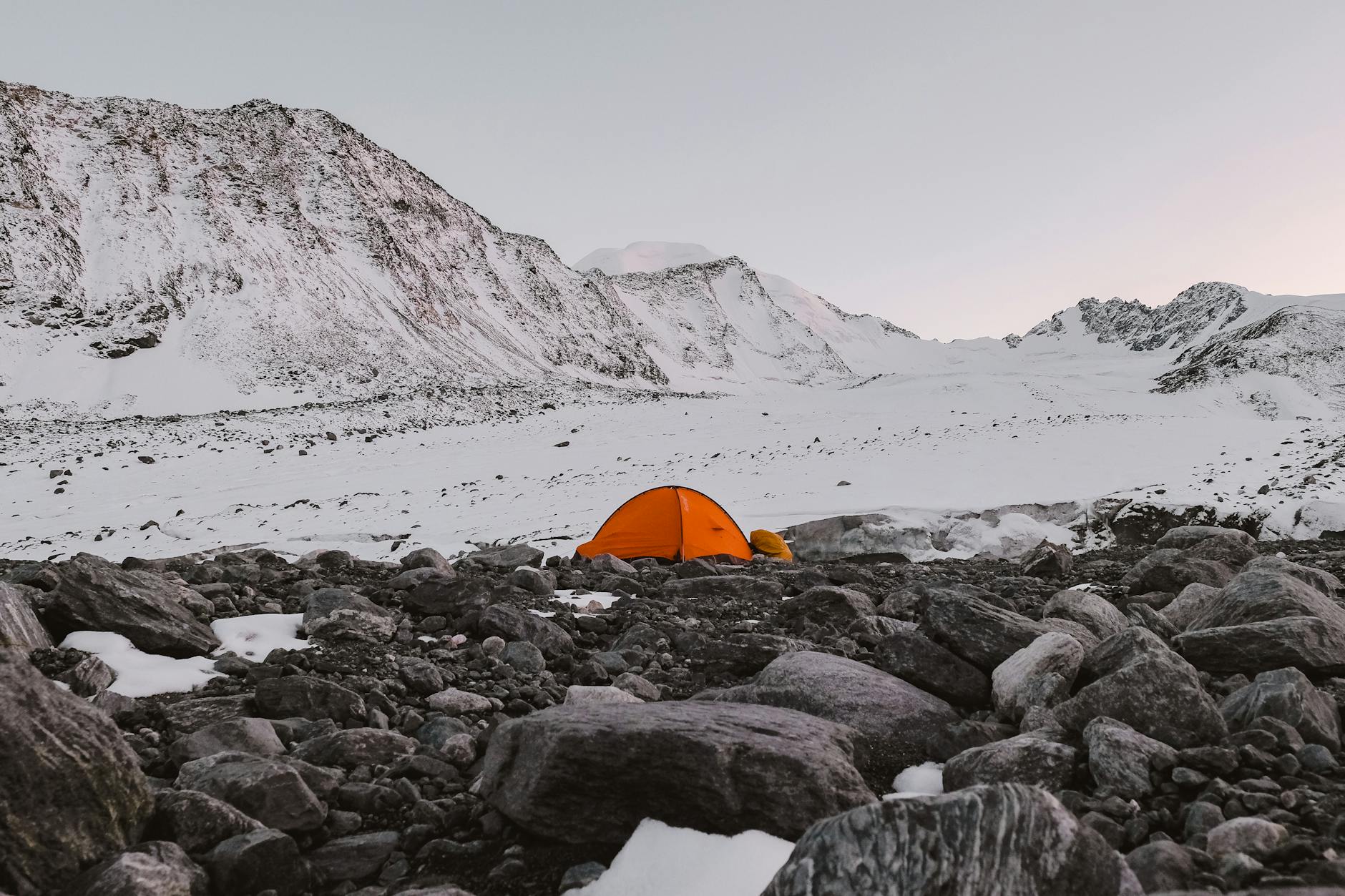 https://www.pexels.com/photo/tent-on-rocky-mountain-4014888/