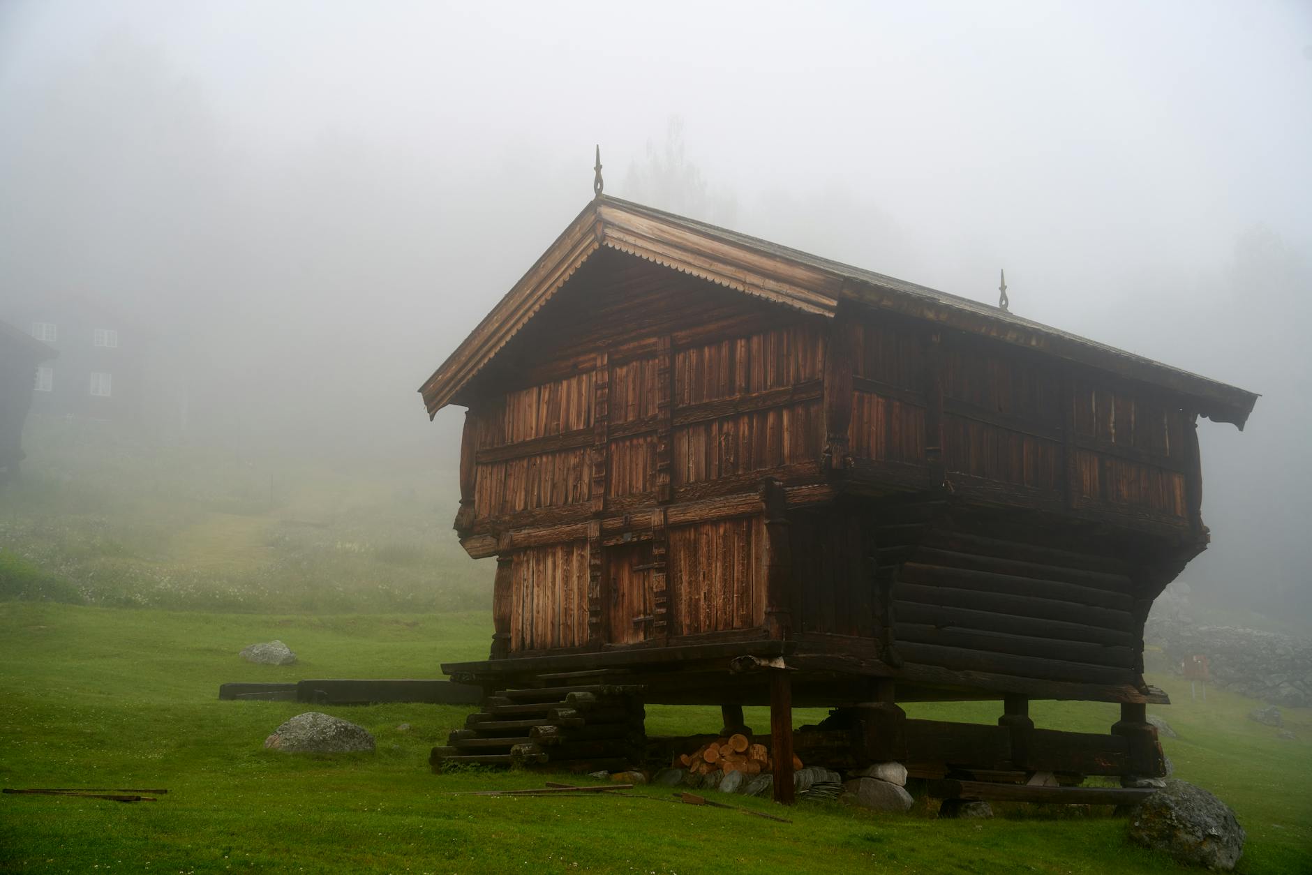 https://www.pexels.com/photo/traditional-norwegian-stabbur-in-foggy-landscape-31253065/