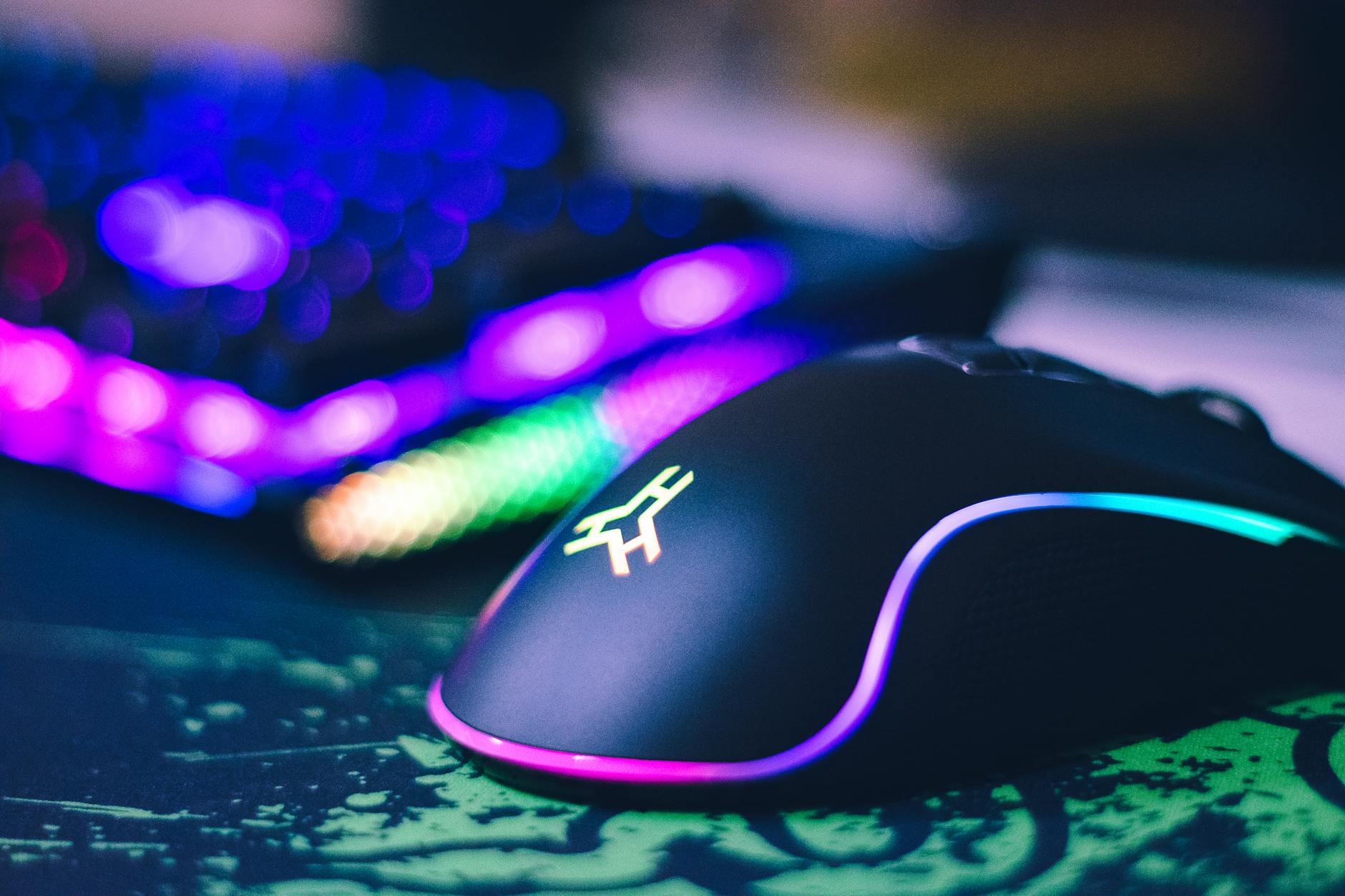 https://www.pexels.com/photo/close-up-photo-of-gaming-mouse-2115256/