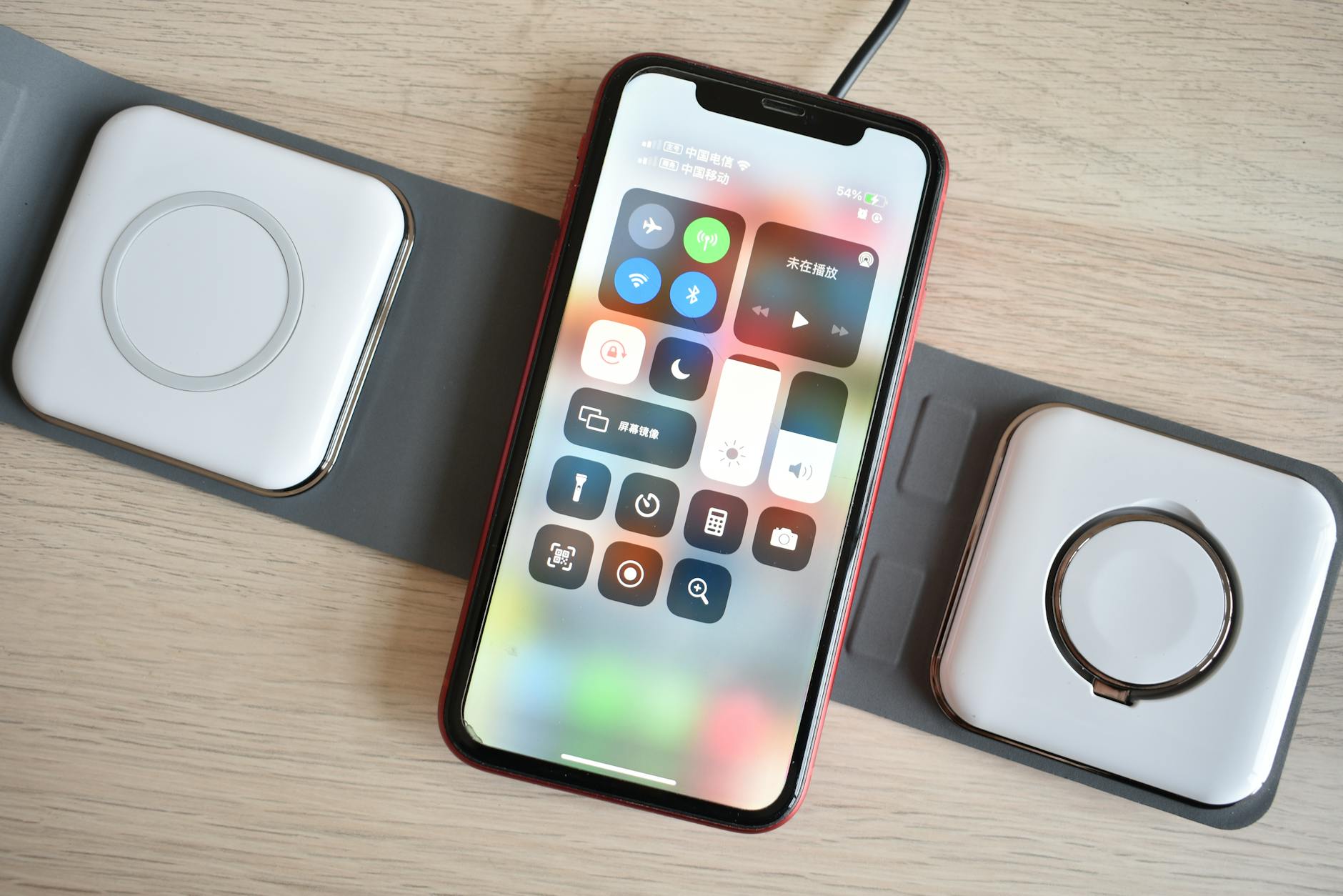 https://www.pexels.com/photo/top-view-of-an-iphone-lying-on-an-inductive-charger-15921116/