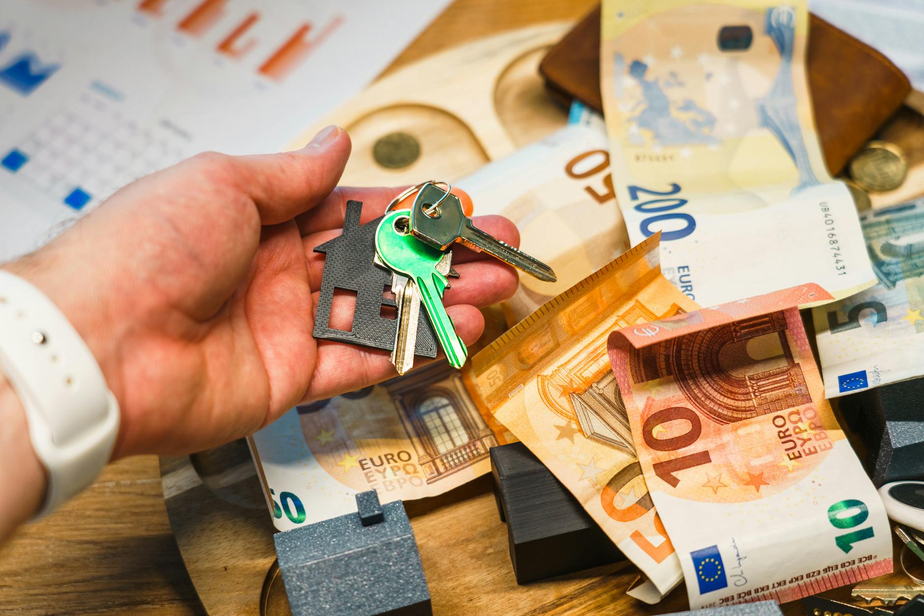 https://www.pexels.com/photo/euro-banknotes-and-house-keys-concept-photo-34023907/