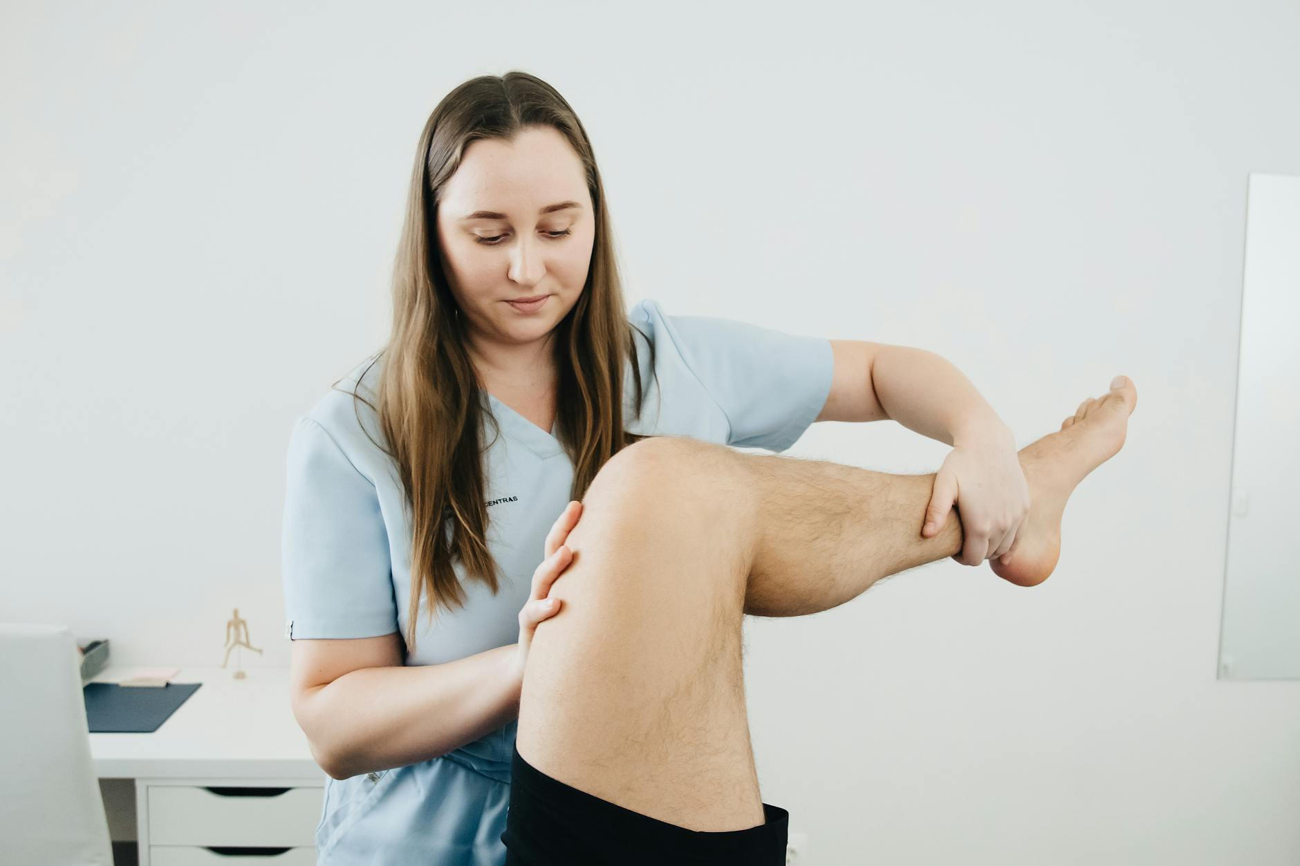 https://www.pexels.com/photo/physiotherapist-massaging-lifted-leg-20860609/