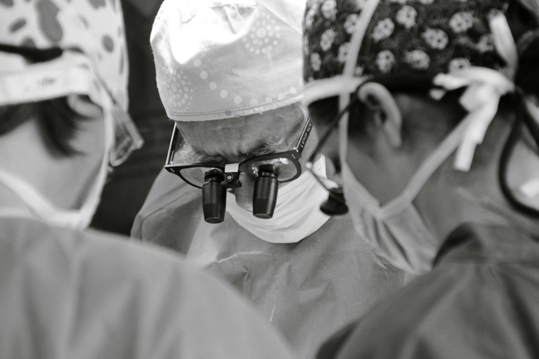 https://www.pexels.com/photo/black-and-white-surgeons-in-operating-room-33916286/