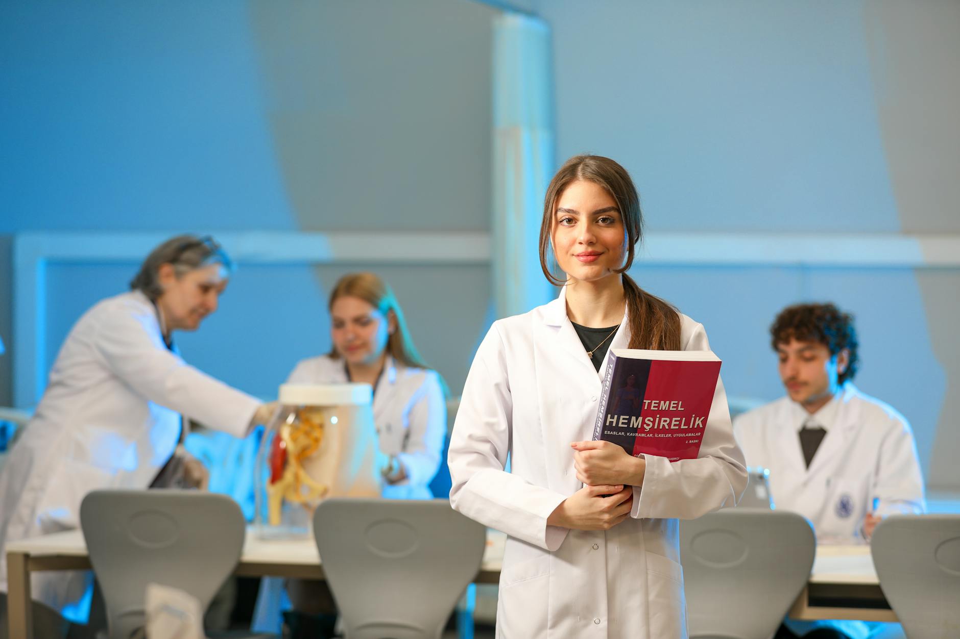 https://www.pexels.com/photo/aspiring-nurse-students-in-laboratory-setting-32213307/