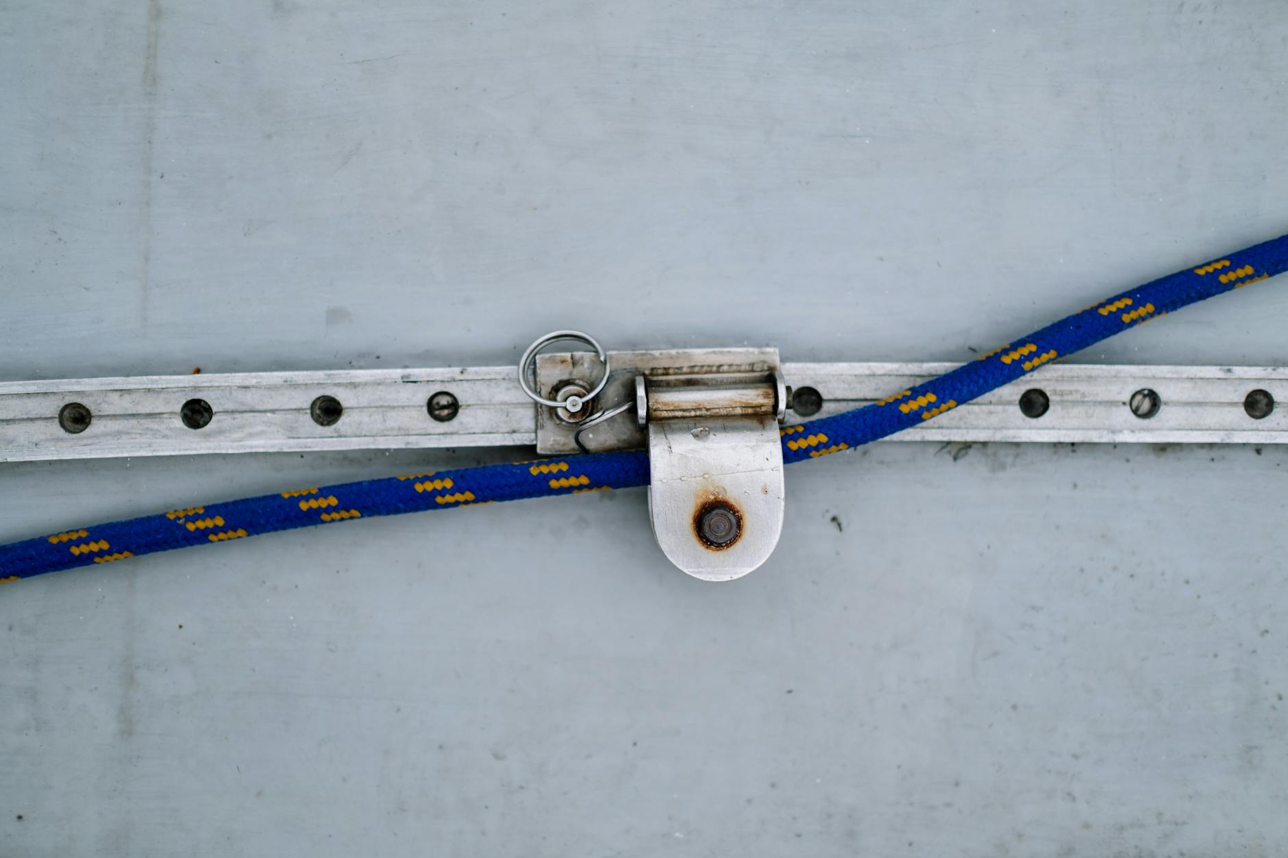 https://www.pexels.com/photo/blue-rope-clipped-on-steel-surface-5416446/